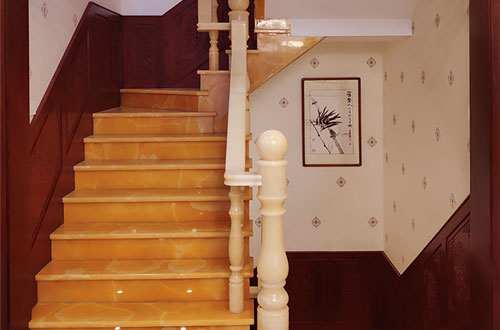 洪江中式别墅室内汉白玉石楼梯的定制安装装饰效果